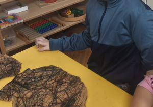 Dzieci uczestniczą w zabawie Edukacji przez ruch - złe twarze