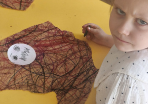 Dzieci uczestniczą w zabawie Edukacji przez ruch - złe twarze