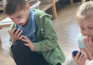 Dzieci wyrażana emocje minami