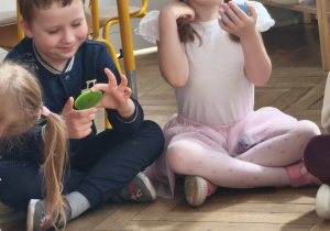 Dzieci wyrażana emocje minami