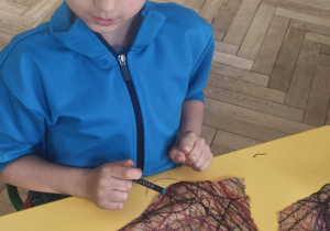 Dzieci uczestniczą w zabawie Edukacji przez ruch - złe twarze