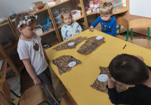 Dzieci uczestniczą w zabawie Edukacji przez ruch - złe twarze