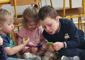 Dzieci wyrażana emocje minami