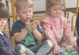 Dzieci wyrażana emocje minami