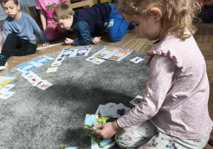 Dzieci segregują śmieci na ilustracjach