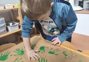 Dzieci tworzą wspólny plakat Dzień Ziemi