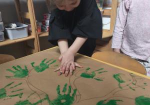 Dzieci tworzą wspólny plakat Dzień Ziemi