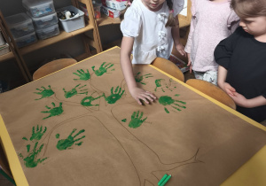Dzieci tworzą wspólny plakat Dzień Ziemi