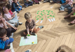 Dzieci tworzą wspólny plakat Dzień Ziemi