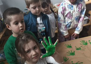 Dzieci tworzą wspólny plakat Dzień Ziemi