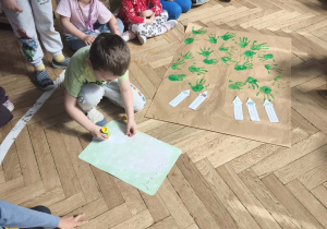 Dzieci tworzą wspólny plakat Dzień Ziemi