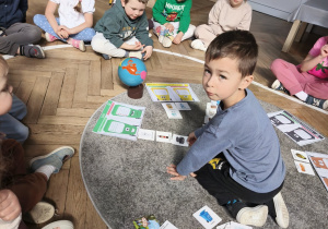 Dzieci segregują śmieci na ilustracjach