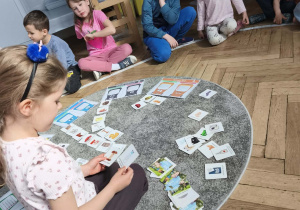 Dzieci segregują śmieci na ilustracjach