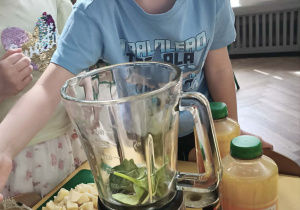 Dzieci przygotowujące smoothie