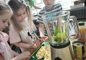 Dzieci przygotowujące smoothie