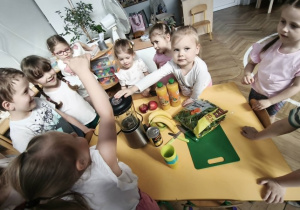 Dzieci przygotowujące smoothie
