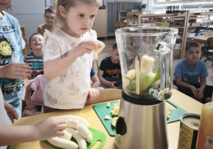 Dzieci przygotowujące smoothie
