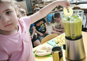 Dzieci przygotowujące smoothie