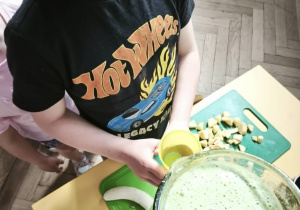 Dzieci przygotowujące smoothie