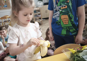 Dziewczynka obiera banana