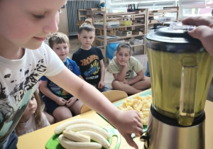 Dzieci przygotowujące smoothie