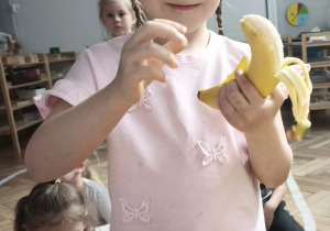 Dziewczynka obiera banana