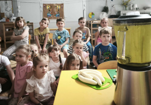 Dzieci przygotowujące smoothie