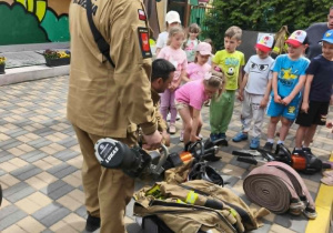 Dzieci oglądają wóz strażacki i sprzęt