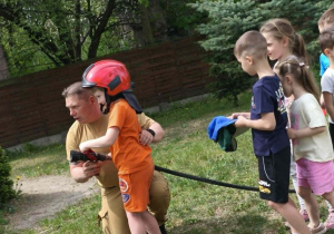 Zadania z wężem strażackim, celowanie strumieniem do przedmiotu