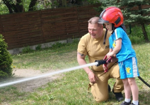 Zadania z wężem strażackim, celowanie strumieniem do przedmiotu