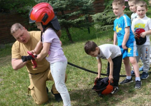 Zadania z wężem strażackim, celowanie strumieniem do przedmiotu
