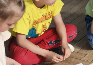 Dzieci komponują obrazki z liści szpinaku