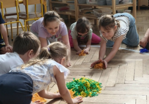 Zabawy z piosenka Witaminki i bibułą