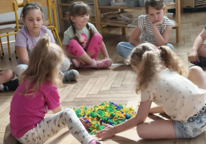 Zabawy z piosenka Witaminki i bibułą
