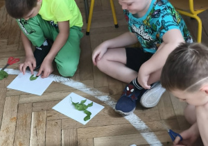 Dzieci komponują obrazki z liści szpinaku