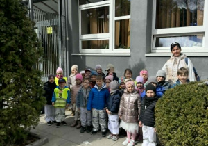 Zdjęcie grupowe przed szkołą muzyczna przed występem