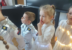 Dzieci w oczekiwaniu na swój występ