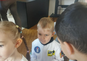 Dzieci w oczekiwaniu na swój występ