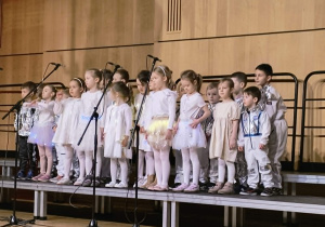 Dzieci na scenie podczas występu na Łódzkich Skrzydłach