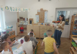Pani Dyrektor z kwiatami w podziękowaniu za piękny występ