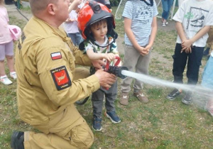 prezentacja węża strażackiego - celowanie do przedmiotu
