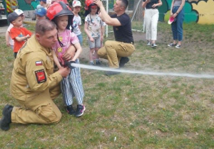 prezentacja węża strażackiego - celowanie do przedmiotu