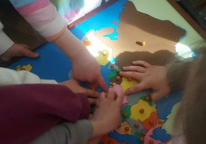 układanie mapy świata z odnalezieniem Polski