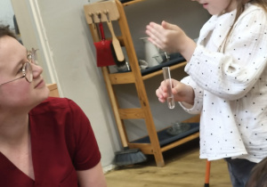 Prezentacja jak wącha się mocne zapachy