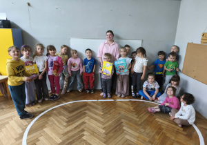 Na zdjęciu widzimy grupkę dzieci i mamę Viktora na wspólnym zdjęciu.