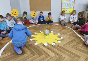 Na zdjęciu widzimy Jubilata, który rozkłada do miseczek koraliki.