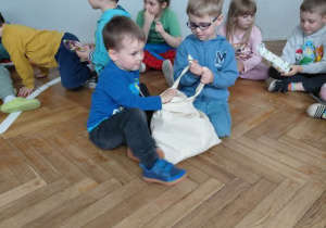 Na zdjęciu widzimy Jubilata, który rozdaje dzieciom drobne upominki.