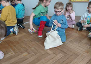 Na zdjęciu widzimy Jubilata, który rozdaje dzieciom drobne upominki.