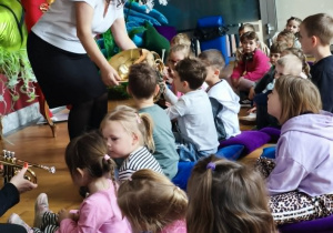 Dzieci oglądają instrumenty