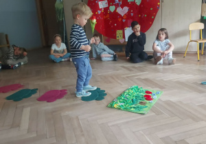 chłopiec podczas wykonywania zadania